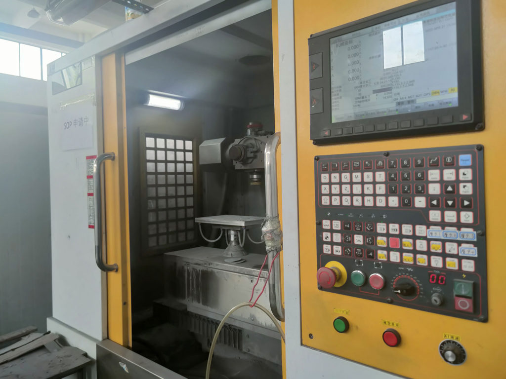 打磨工藝是通過手工或是機械打磨等工具去除金屬工件表面粗糙、凹坑及表面缺陷。噴砂的製程主要是對金屬沖壓工件表面做切削作用，使工件表面獲得一定的處理並得到清潔。使用不同係數的噴砂可讓金屬表面擁有不同程度的粗糙度和優質的觸摸手感，此工藝也提高金屬工件的抗疲勞性也增加了工件表面陽極或是塗層之間的附著力。大泰打磨噴砂廠區占地面積6300平方米，擁有專業打磨技術團隊、多元設備與先進的多軸全自動ABB自動打磨機來全方位的服務客戶需求。