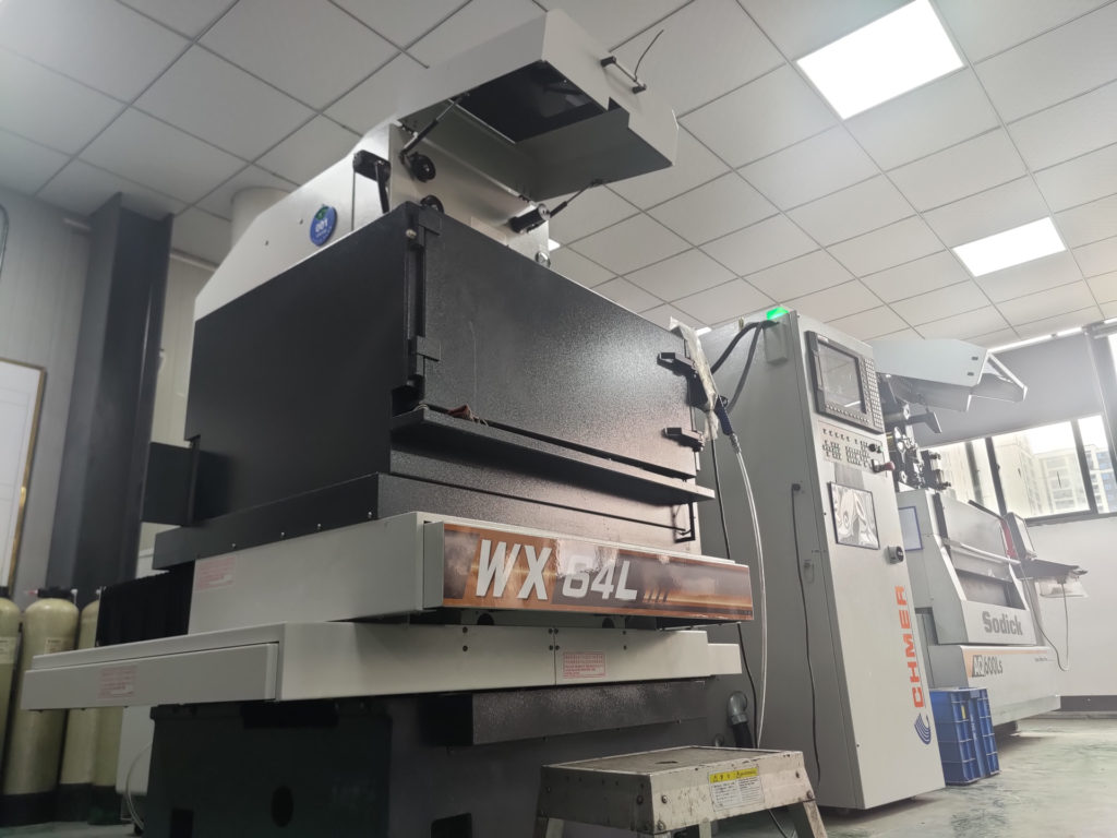 模治具部門主要開發筆記型電腦A/C/D三大件的模治具, 鋁鎂熱沖壓模具與墩厚模具。 模具年生產能力110套以上，占比廠內開發50%。治具年產能400套，占比廠內開發70%。公司採用軟體部份是CAD、UG製圖設計軟體，並有成套模具的設計和加工能力，並擁有經驗豐富的模具設計師和模具鉗工師傅、線割加工師傅及CNC加工專業的技術人員。